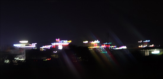 동학사 온천지구 장군봉아래 밤 모습. 모텔촌에서 내품는 불빛이 번쩍이고 있다.   
