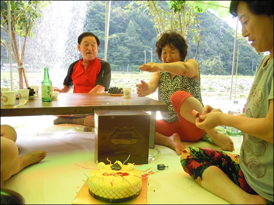 조촐하지만 정다운 골짜기의 생일파티
