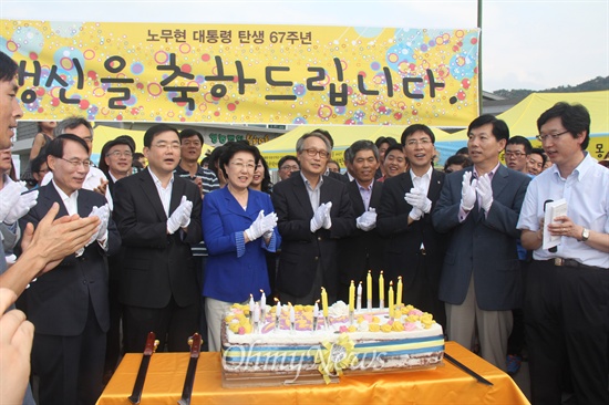 지난 2013년 8월 31일 경남 김해 봉하마을에서 열린 '봉하축제'에 참석한 이병완 노무현재단 이사장의 모습.