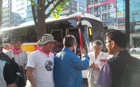  31일 오후 5시 울산 남구 삼산동 롯데호텔 앞에 도착한 희망버스에서 백기완 통일문제연구소 소장 등이 하차하고 있다