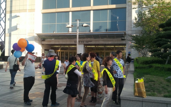  31일 오후 5시 30분쯤 울산 남구 삼산동 롯데백화점 앞에서 '시민참관단'이라는 어깨띠를 두른 사람들이 희망버스 참가자들의 모습을 지켜보고 있다