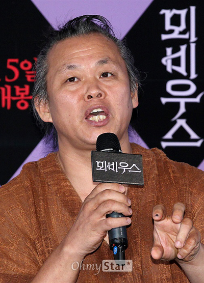  30일 오후 서울 왕십리CGV에서 열린 영화 <뫼비우스> 시사회에서 김기덕 감독이 기자들의 질문에 답하고 있다.