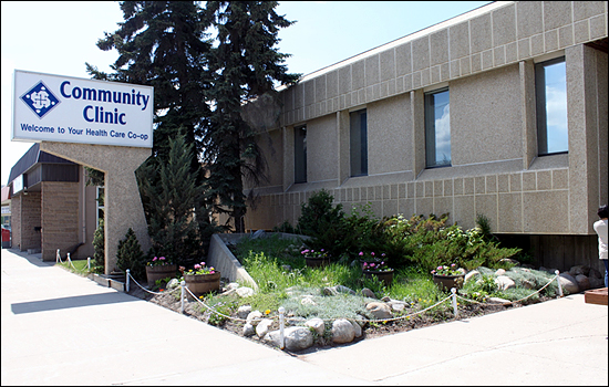 캐나다 새스커툰 시내 북쪽에 자리잡은 의료협동조합 '커뮤니티클리닉'의 모습. '헬스케어 코-옵(Health Care Co-op)'이라고 적은 입간판이 서 있다. 