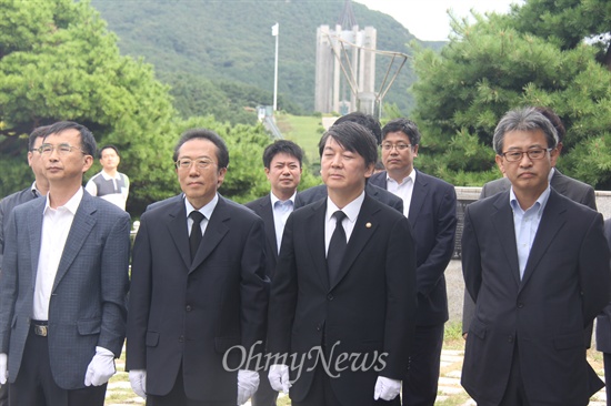  무소속 안철수 국회의원이 1일 부산 민주공원을 분향소인 추념의장을 참배했다.