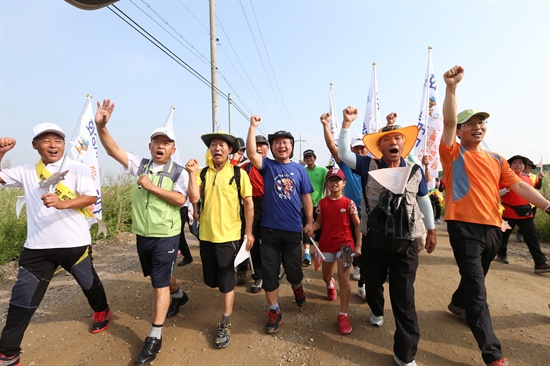 채인석 화성시장과 이원욱 국회의원이 시민들과 함께 구호를 힘차게 외치고 있다.