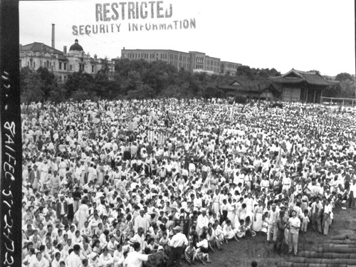 서울시민들이 덕수궁에서 정전회담을 반대하는 궐기대회를 열고 있다(1953. 6. 16.).