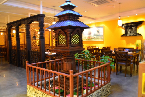 네팔인들이 가장 신성시하는 카트만두 파슈파티나트 사원 모형도가 레스토랑 가운데 설치되어 있어 마치 네팔에 온 느낌이 든다.