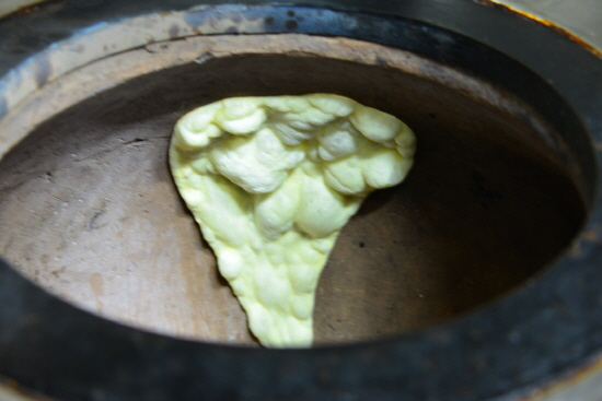 난을 굽는 화덕도 네팔에서 직접 공수해와 네팔 요리사가 굽고 있다.