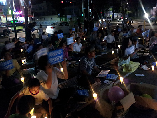 촛불이 켜지면서 국정원 대선개입을 규탄하는 시민들의 열기가 달아오르고 있다.