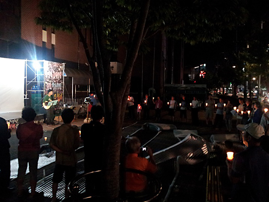 촛불문화제를 마무리하는 시민들이 둥글게 마주보면서 합창을 하고 있다.