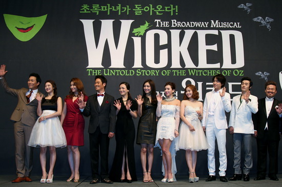  뮤지컬 <위키드> 제작발표회에서 배우들이 단체로 포즈를 취하고 있다.