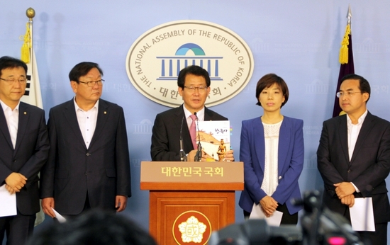 유기홍 민주당 간사를 비롯한 야당 교문위 소속 의원 15명은 2일 오전 기자회견을 갖고 교학사 교과서에 대한 검정 취소와 교육부 사과를 요구했다.    