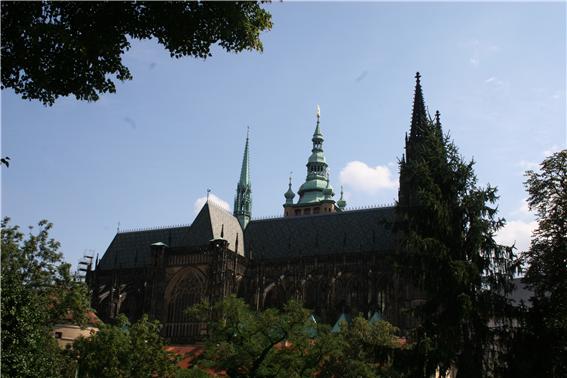 프라하 성 내에 있는 체코의 역사와 함께 했다는 상징적인 성당. 
1344년 건설이후 1929년까지 증 개축이 이루어졌다고 한다.  