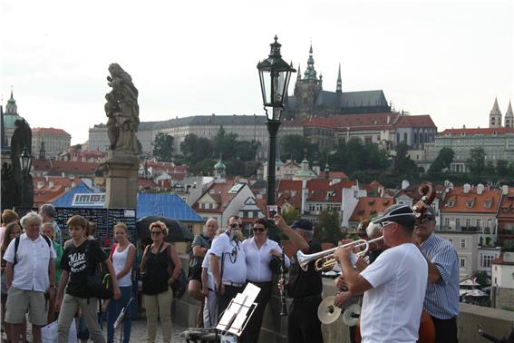 체코 성인들의 상이 줄지어선 다리위에 관광객은 넘치고 악사 화가들도 많다.
