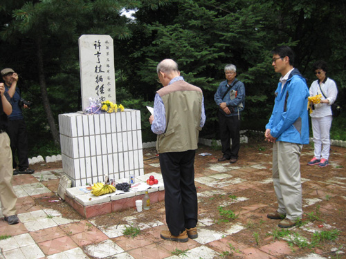 성균관대 성대경 명예교수님이 허형식 희생기념비 앞에서 제문을 올리고 있다.