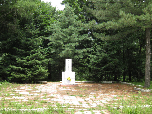 북만주 흑룡강성 경안현 산골에 외로이 서있는 허형식 기념비.