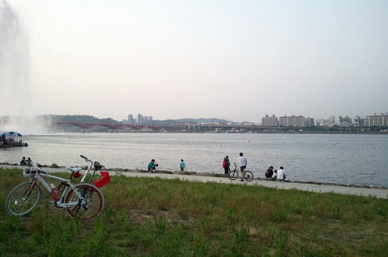 아침·저녁으로 서늘한 초가을 날씨를 보이고 있는 요즘은 한강에서 자전거를 타기에도 좋은 계절이다.