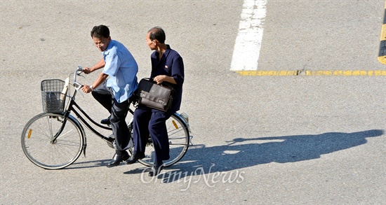 2일 오후 개성시 봉동리 개성공단 종합지원센터에서 바라본 근로자들이 자전거를 타고 이동하고 있다.