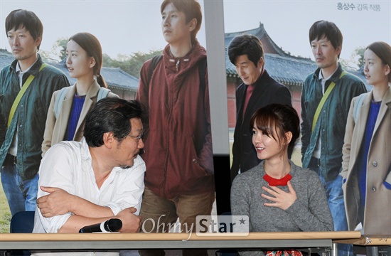   3일 오후 서울 왕십리CGV에서 열린 영화 <우리 선희> 시사회에서 선희 역의 배우 정유미와 홍상수 감독이 이야기를 나누고 있다.