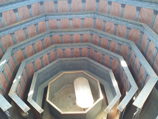 웁살라 대학 박물관에 있는 해부학 강의실. 17세기 중반에 만들어진 것으로 파도바 대학에 이어 유럽에서 두 번째로 만들어진 원형극장식 해부학 강의실(anatomical amphitheater)이다. 중앙의 탁자 위에서 시체 해부가 이루어지고 학생들은 그것을 둘러싼 계단식 관람석에서 해부장면을 관찰할 수 있었다.