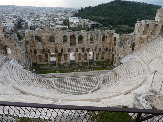아테네 아크로폴리스 근처의 헤로데스 극장. 이것은 기원후 2세기 로마제국 시절에 만들어진 것인데 그 보존 상태가 훌륭하다. 지금도 여름철이면 공연이 가능하다. 아크로폴리스에서 아래를 내려다 보면 극장의 객석이 한 눈에 들어 온다.