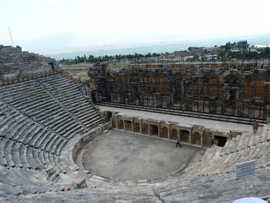 터키 파묵칼레 극장. 이곳은 로마시대 유명한 온천 도시였다. 여기에 1만 명이 넘는 관중이 들어갈 수 있는 원형 극장이 있다. 보존상태가 좋아 지금도 각종 공연이 이루어지고 있다.