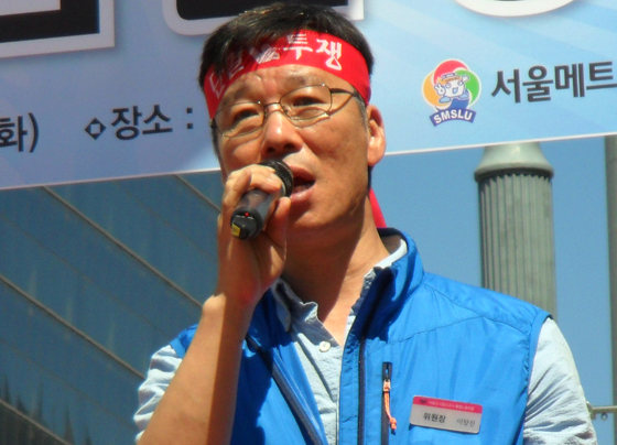 이향진 서울도시철도노조위원장이 연대사를 하고 있다.