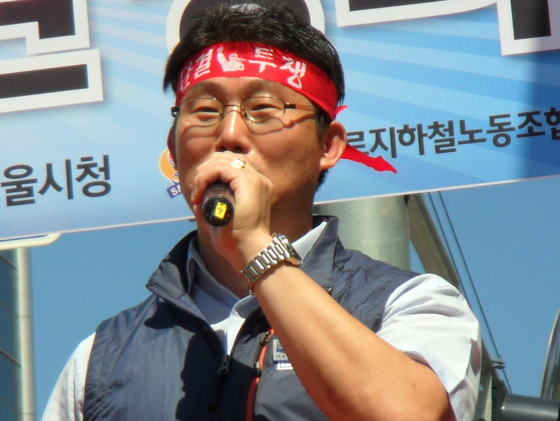 윤종박 대구도시철도노조위원장이 연대사를 하고 있다.