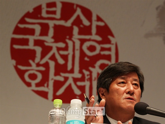  제18회 부산국제영화제 이용관 집행위원장이 3일 오후 서울 태평로 프레스센터에서 열린 기자회견에서 영화제를 소개하고 있다.  
