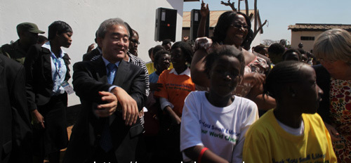 아프리카에서 말춤 추는 유진룡 장관과 잠비아 대통령 영부인 사타 여사