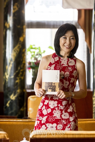 신은미씨가 자신의 책 <재미동포아줌마 북한에 가다>를 들고 있다.