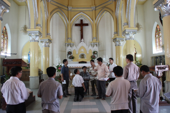다낭 대성당에서 사제 수품 연습을 하는 예비신부들
