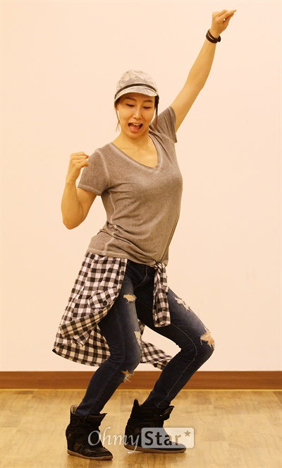 나는 댄서다 그룹 신화의 안무를 담당하는 댄스팀의 박준희씨가 11일 오후 서울 논현동의 한 연습실에서 <2013 신화 그랜드 투어 "더 클래식" 인 도쿄> 콘서트를 앞두고 시범을 보이고 있다.