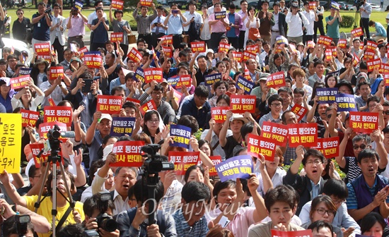 이석기 통합진보당 의원에 대한 국회 체포동의안 처리를 앞두고 4일 오후 서울 여의도 국회 본청 계단에서 이석기 통합진보당 의원이 입장을 발표하는 기자회견을 하자, 당원들이 '체포동의안 결사 반대'라고 적힌 손피켓을 들어보이며 이 의원을 격려하고 있다.
