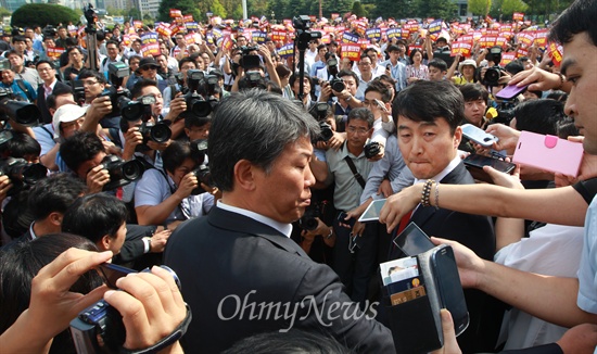 이석기 통합진보당 의원에 대한 국회 체포동의안 처리를 앞두고 4일 오후 서울 여의도 국회 본청 계단에서 통합진보당 이석기 의원이 체포동의안 처리에 반대하는 기자회견을 열자, 수많은 취재기자들이 열띤 취재를 벌이고 있다.