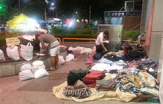 소매업자들이 전국에서 옷을 사입하기 위해 동대문 도매시장으로 몰려드는 새벽 1시. 소매업자들이 사입한 옷들을 정리하고 있다.