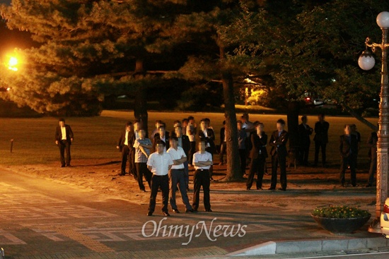 이석기 통합진보당 의원을 구인하기 위해 국회 의원회관 앞에서 대기중인 국정원 직원들. 