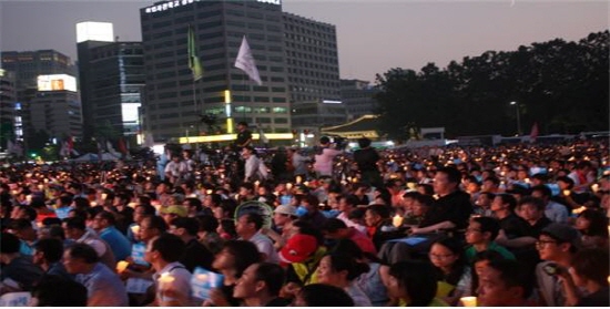 국정원과 경찰에 의한 선거개입을 규탄하는 촛불집회 모습