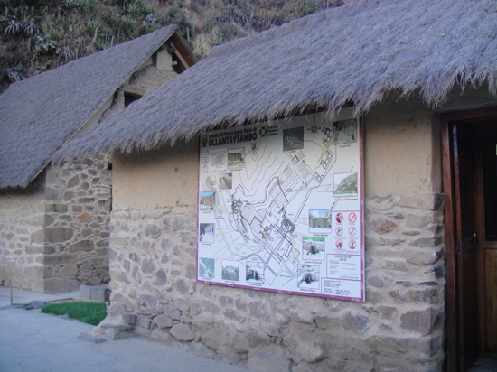 관광객의 안내를 위해 마을 전체의 지도가 걸려있다.  (2011년 6월 사진)