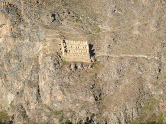 잉카제국시대 비상시를 대비했던 식량저장 창고(2011년 6월 사진).