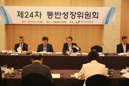 제24차 동반성장위원회가 지난 8월 27일 서울 팔레스호텔에서 열렸다. 이날 회의에서는 생계형에서 '생활밀착형 서비스업'까지 확대하는 중소기업 적합업종 지정 확대방안이 논의됐다. 
