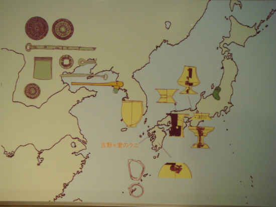        요시노가리 유적 발굴 조사에서 나온 유물들을 출신 지역별로 정리해 보았습니다. 옛날 이곳은 동남아 여러 지역과 활발히 교류를 했습니다.