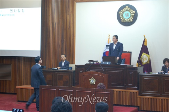  달서구의회 김주범 의원이 김철규 의장의 사퇴를 요구하며 의장석으로 다가가고 있다.