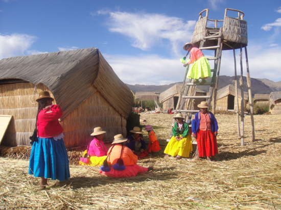 원색의 아름다운 전통 옷을 입은 주민들. (2011년 6월 사진)