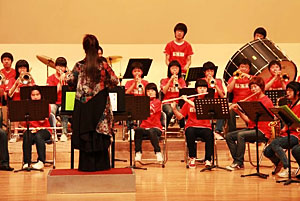지역에서 열린 한 음악회에 참여한 강현중학교 오케스트라단.