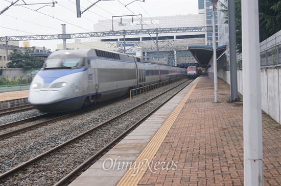 대구역 상행선 무궁화호 열차가 정차해 있는 동안 KTX 열차가 지나가고 있다.