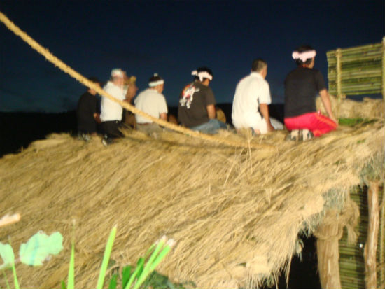          아침 다섯 시 마을 사람들이 쇼쵸가마 위에 올라서 북을 두드리면서 신을 맞이할 준비를 하고 있습니다. 