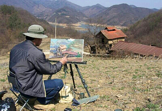 신재흥 화백이 사생을 나가 그림을 그리고 있다.(2012.10.04.)