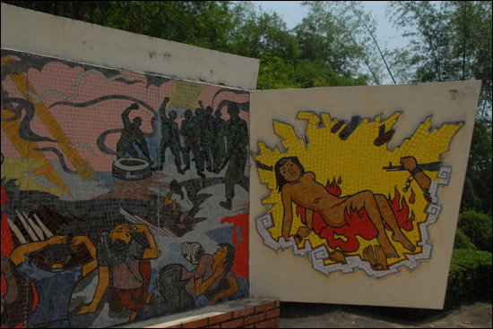 베트남 따이빈사 고자이 마을에 있는 모자이크 벽화. 베트남전쟁 당시 한국군이 민간인을 학살하고 여자들을 윤간한 뒤 불태운 모습을 그려놓았다.