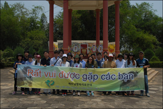 베트남평화의료연대 소속 회원들은 지난 3월 27일 베트남 따이빈사 고자이마을에 있는 위령비를 찾아 참배하고 기념사진을 찍었다.
